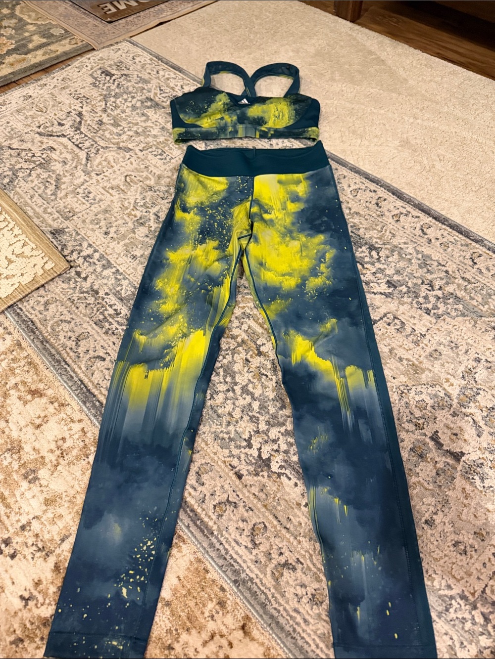 Set of High-Waisted Athletic Leggings in green with Yellow Print with top